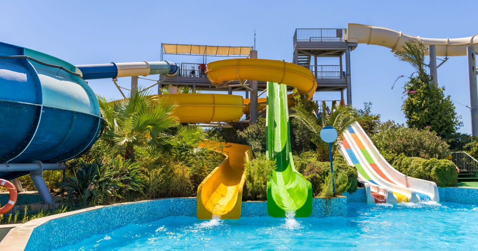 Wasserrutsche Freizeitbad Pool Anlage Unfall Deutschland Trichter Rutsche