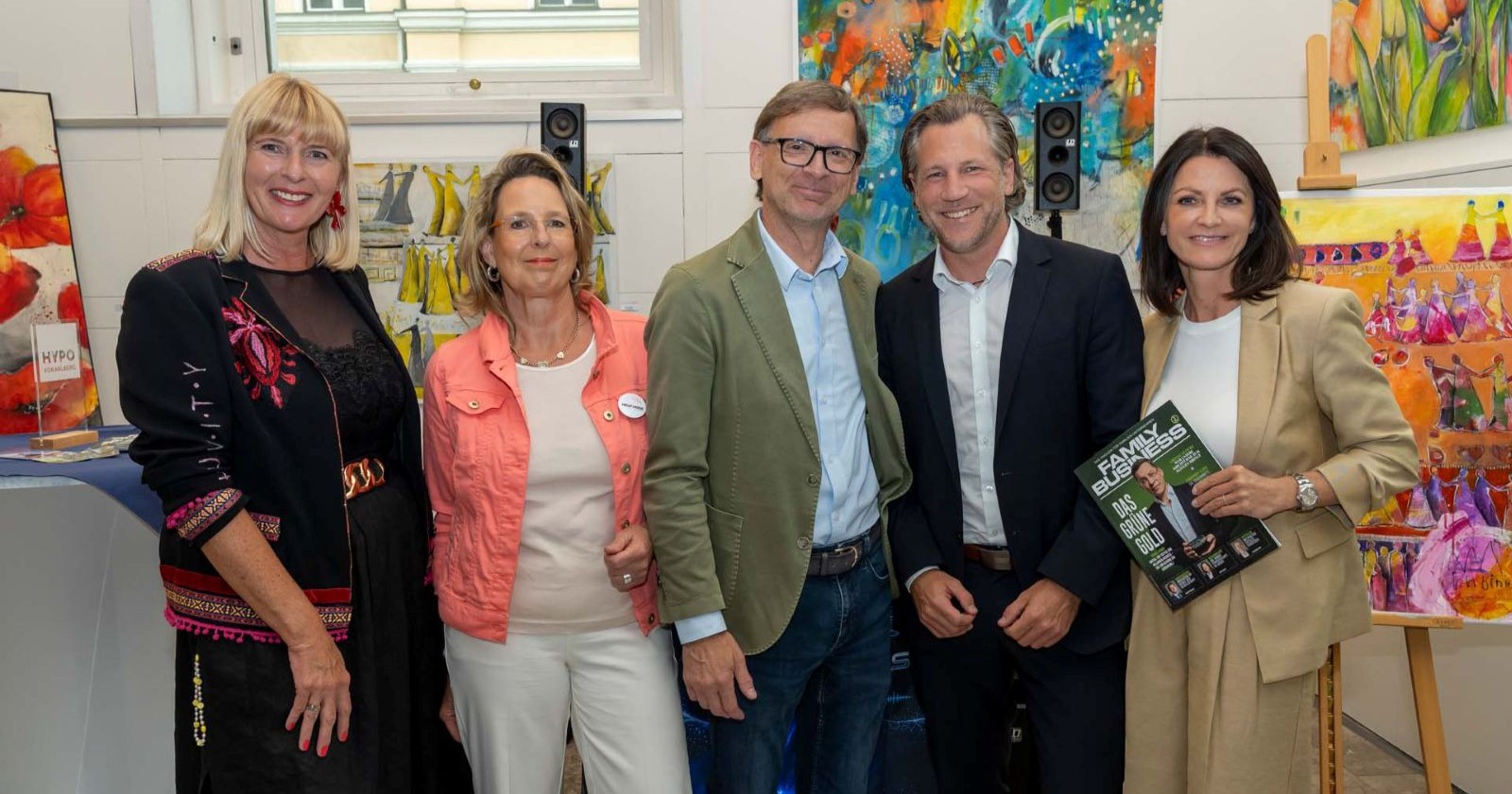 Mehrere Menschen lächeln in die Kamera