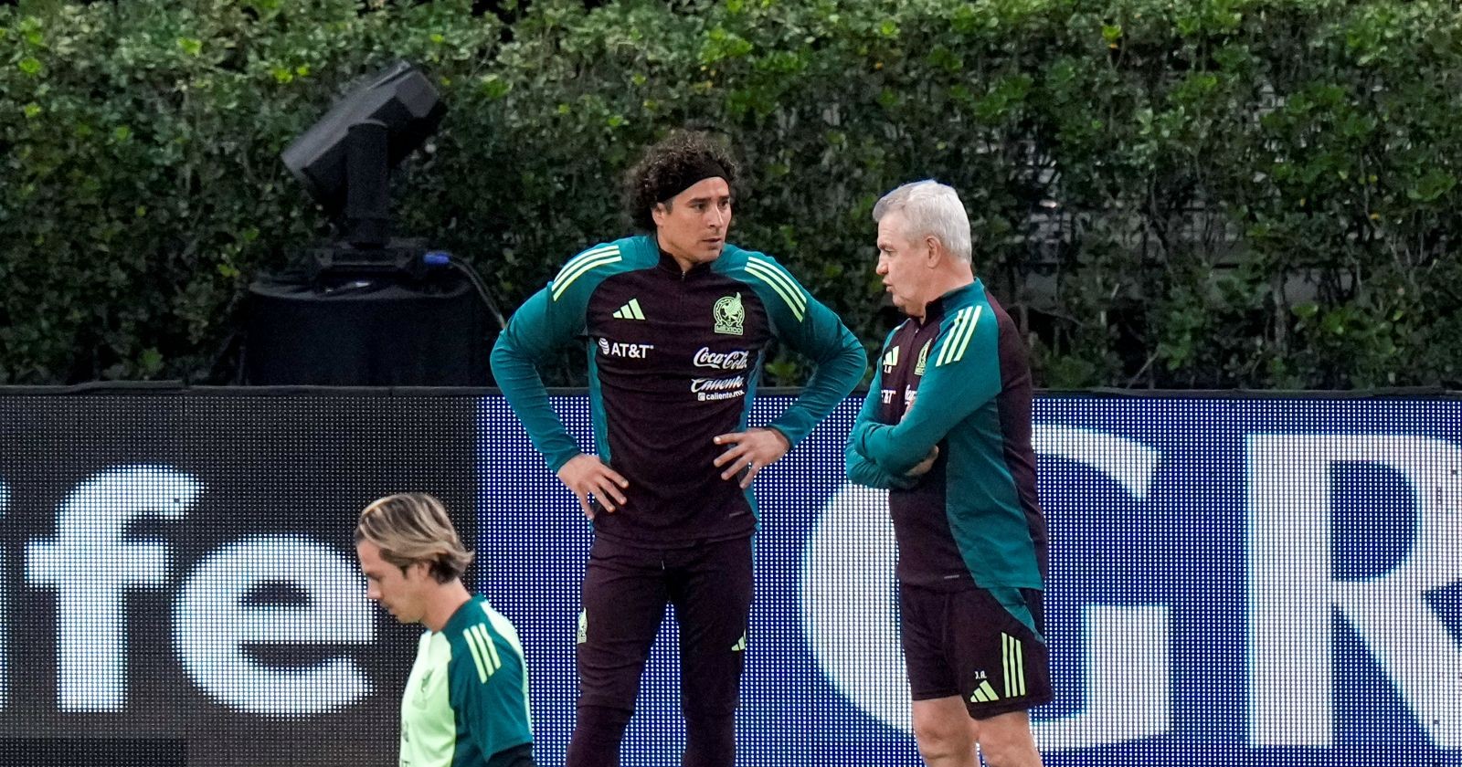 Javier Aguirre und Guillermo Ochoa während einer Trainingseinheit des mexikanischen