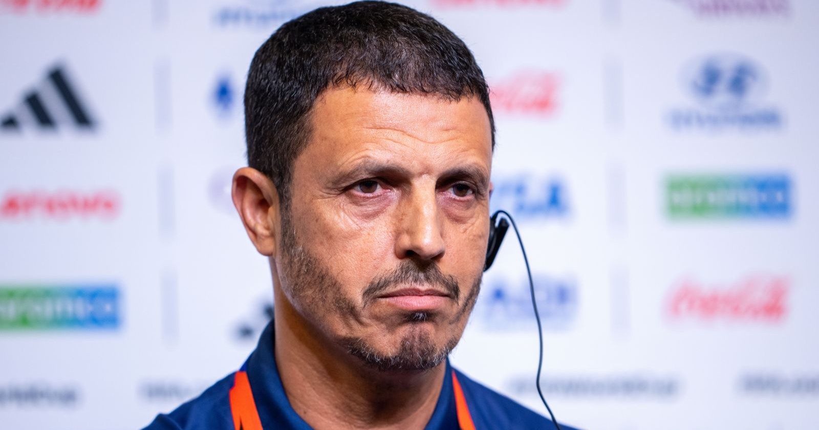 Jordaniens Nationaltrainer Jamal Sellami auf der Pressekonferenz vor dem WM-Spiel gegen Österreich