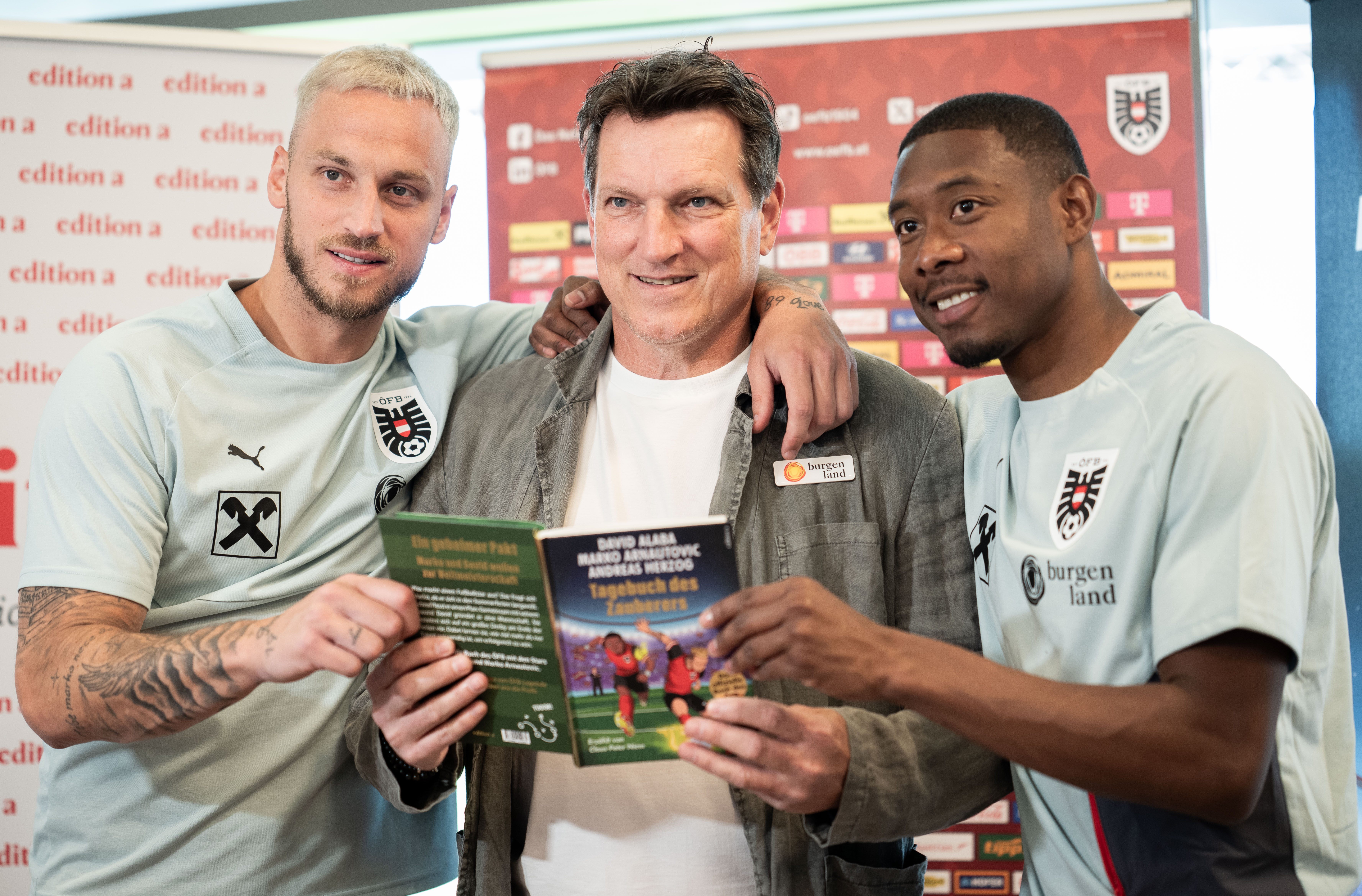 Marko Arnautovic, Andreas Herzog und David Alaba bei der Buchpräsentation.