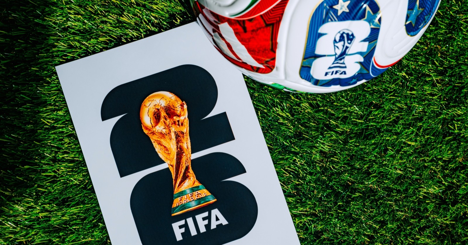 Detail der FIFA World Cup 2026 Offizielle Match Ball Textur auf professionelle Pitch.
