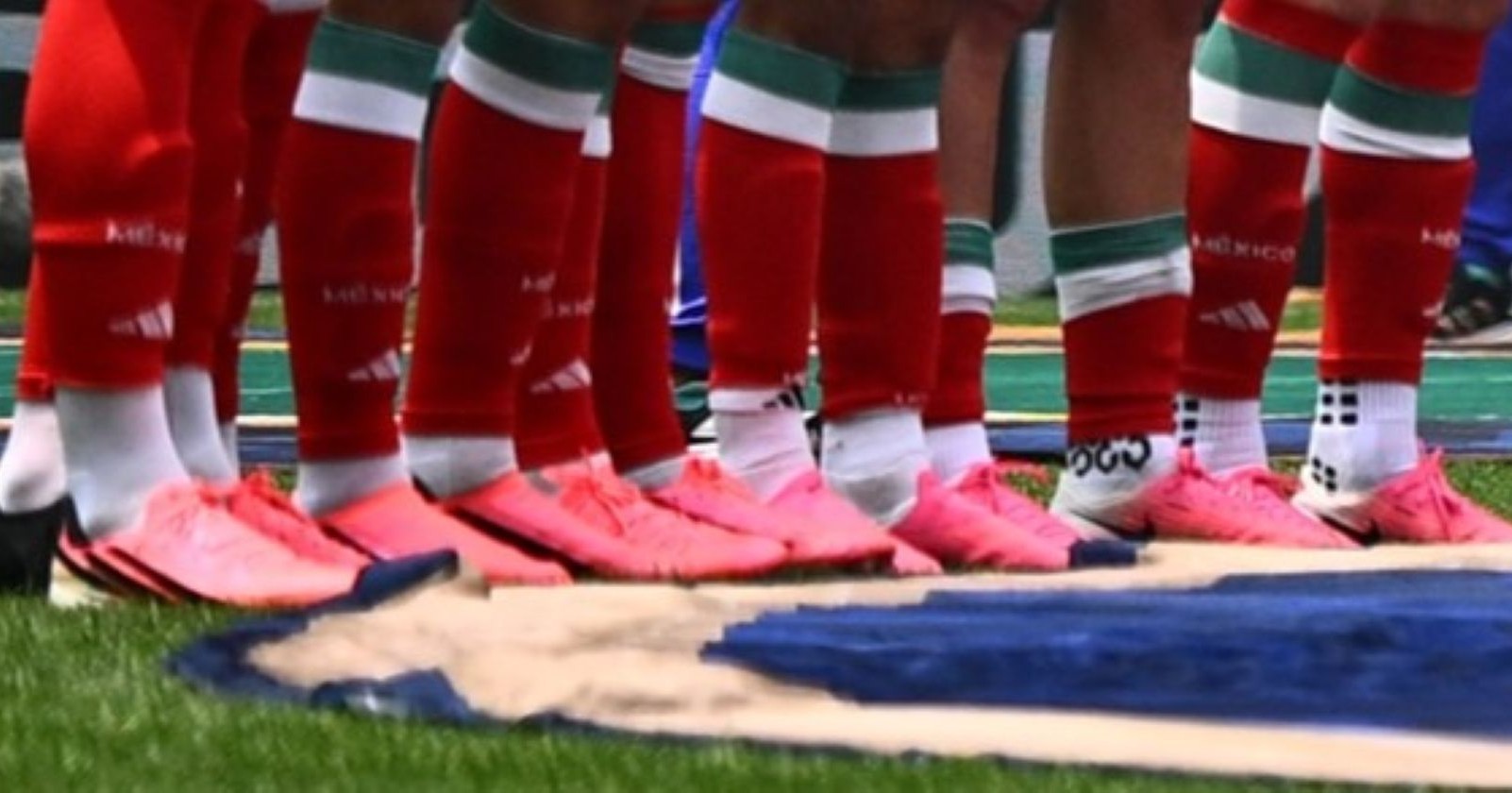 WM 2026 pinke Schuhe Fußballspieler Nahaufnahme pinke Fußballschuhe Trend Nike Adidas Puma