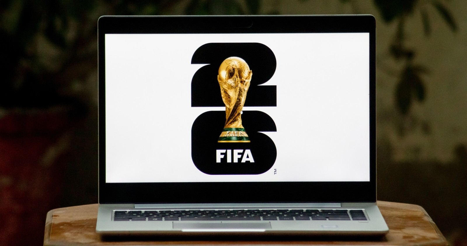 FIFA-Fußballweltmeisterschaft 2026 Logo auf einem Laptop mit Outdoor-Hintergrund.