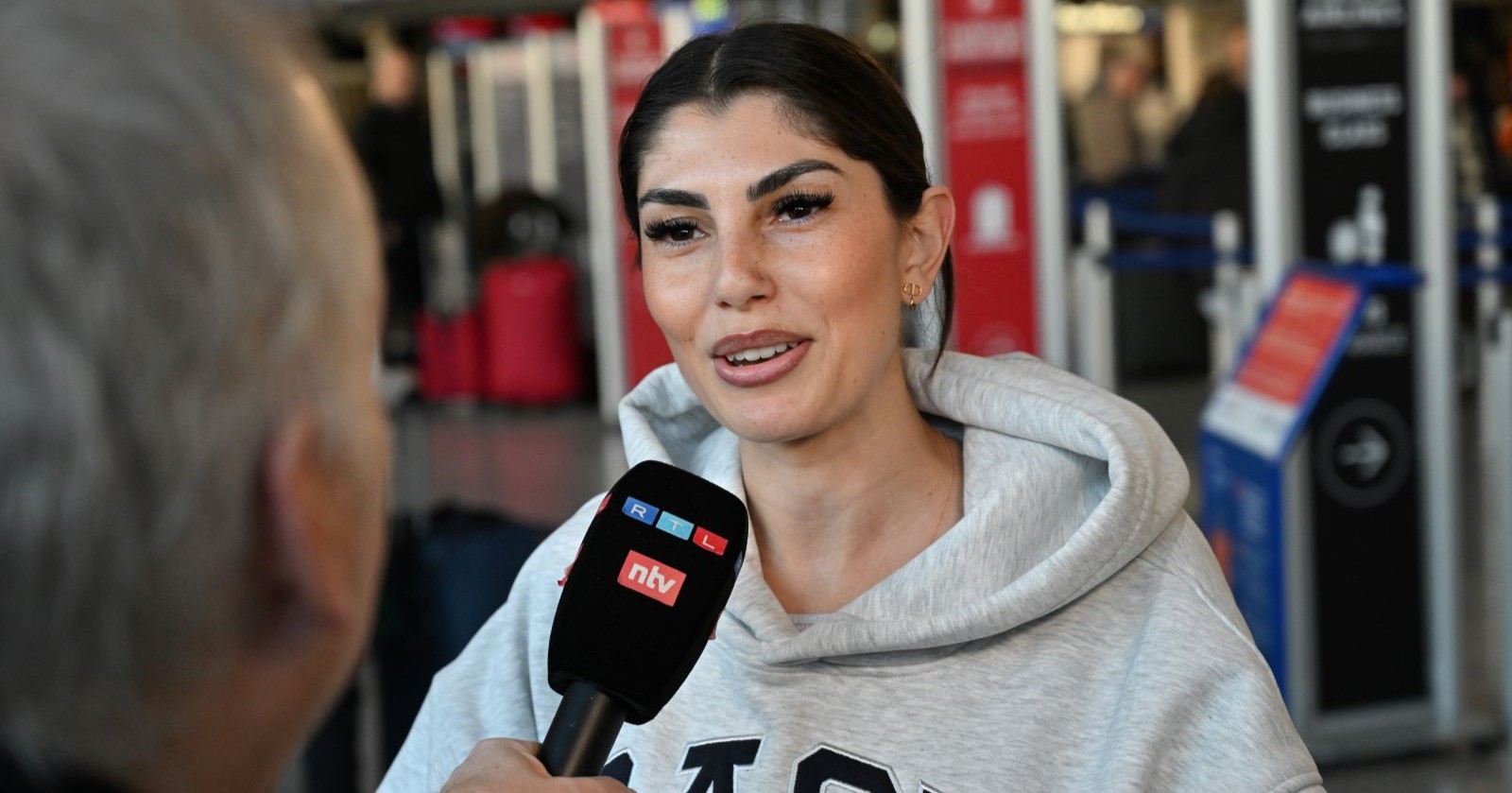 Yeliz Koc gibt ein Interview am Flughafen und äußert sich zum Streit mit Natascha Ochsenknecht sowie zur Kaution von Jimi Blue Ochsenknecht.