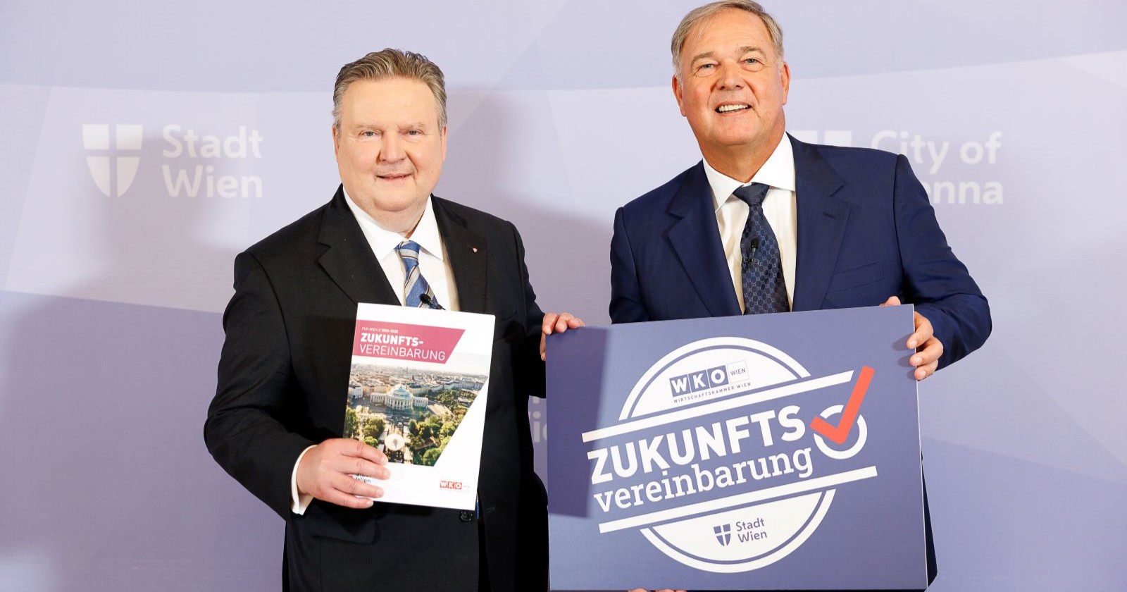 Bürgermeister Ludwig und WK Wien-Präsident Ruck in dunklen Anzügen präsentieren Zukunftsvereinbarung