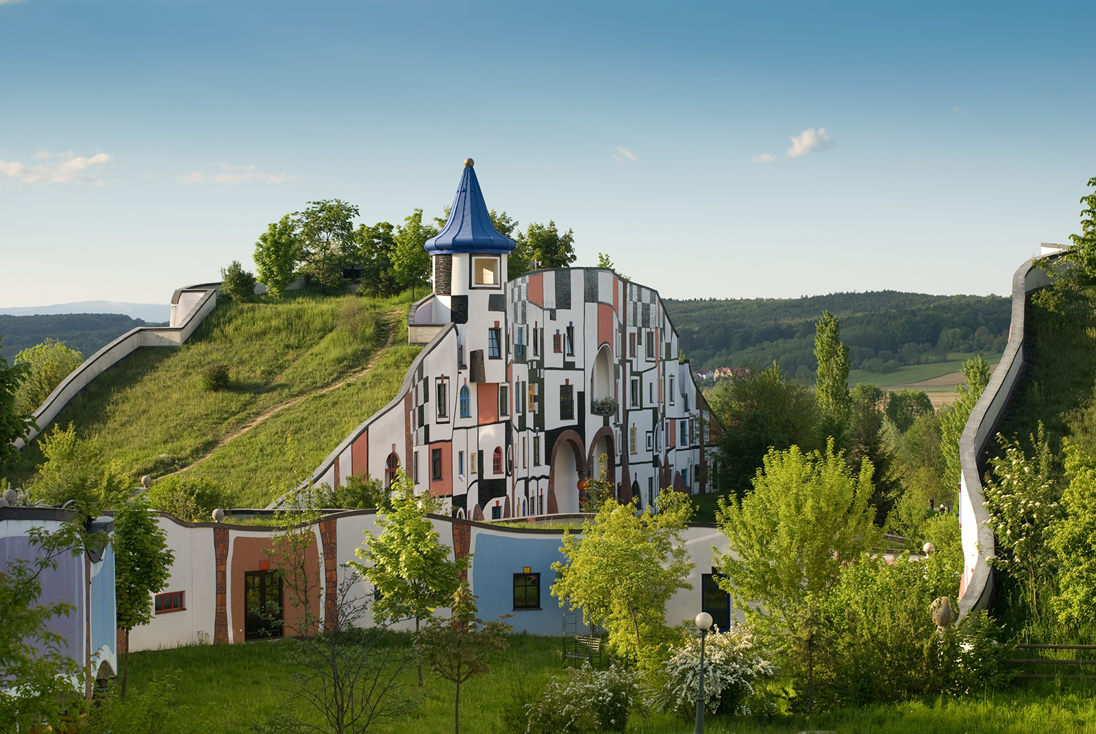 Rogner Bad Blumau von außen | Credit: Rogner Bad Blumau/Hundertwasser Architekturprojekt