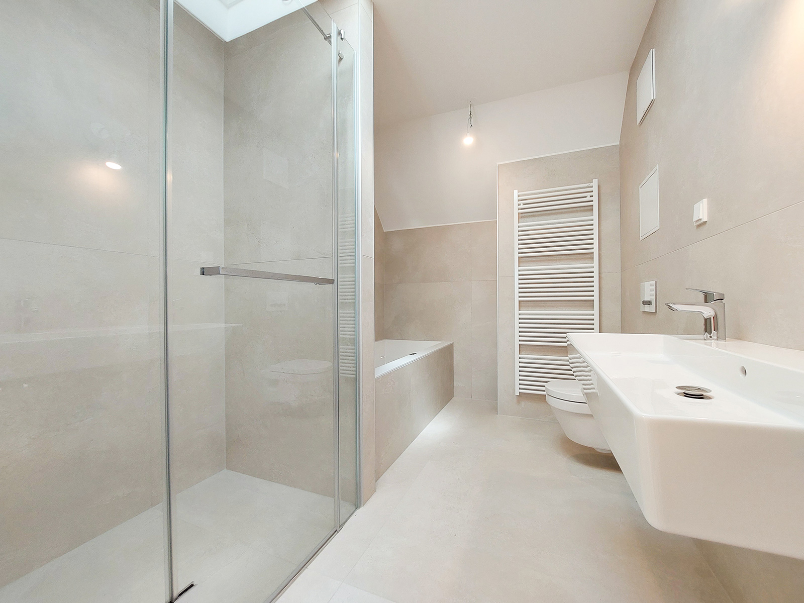 Badezimmer in hellen Farben | Credit: Glorit Bausysteme