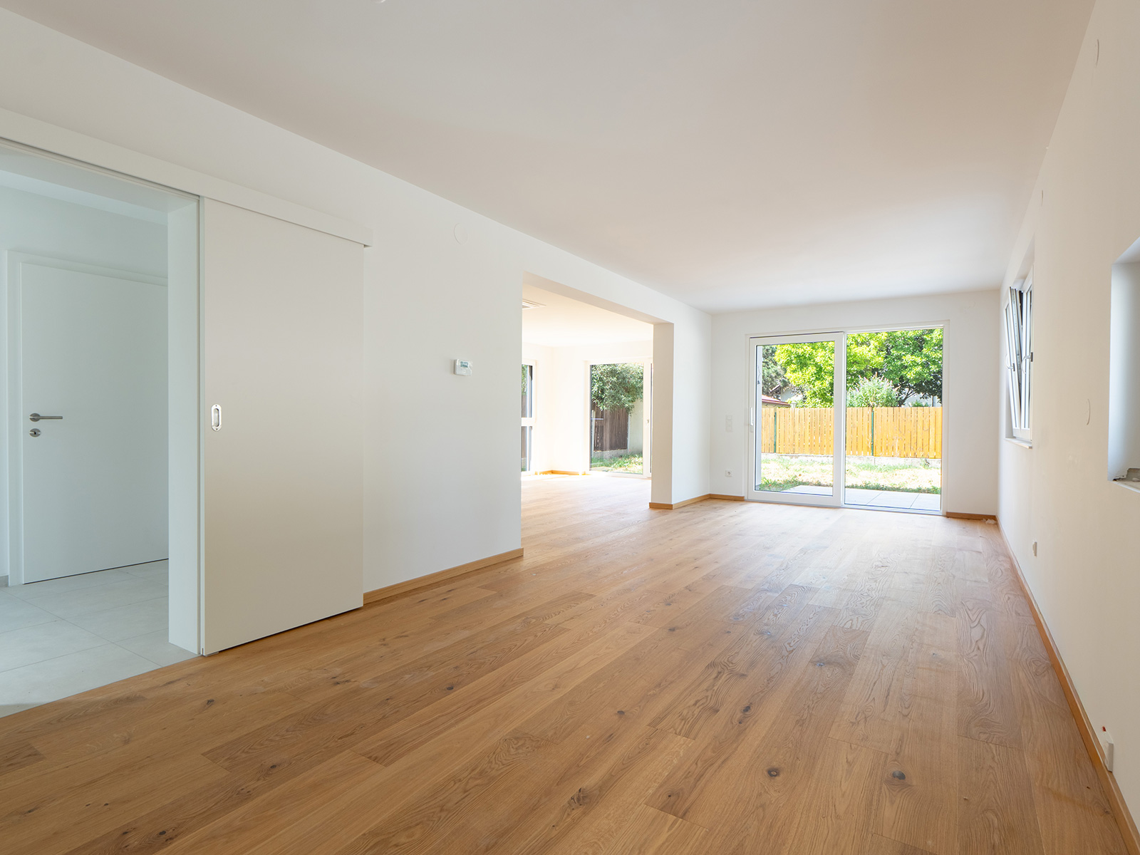 Unmöblierter Wohnraum mit gartenseitiger Fensterfront | Credit: Glorit Bausysteme