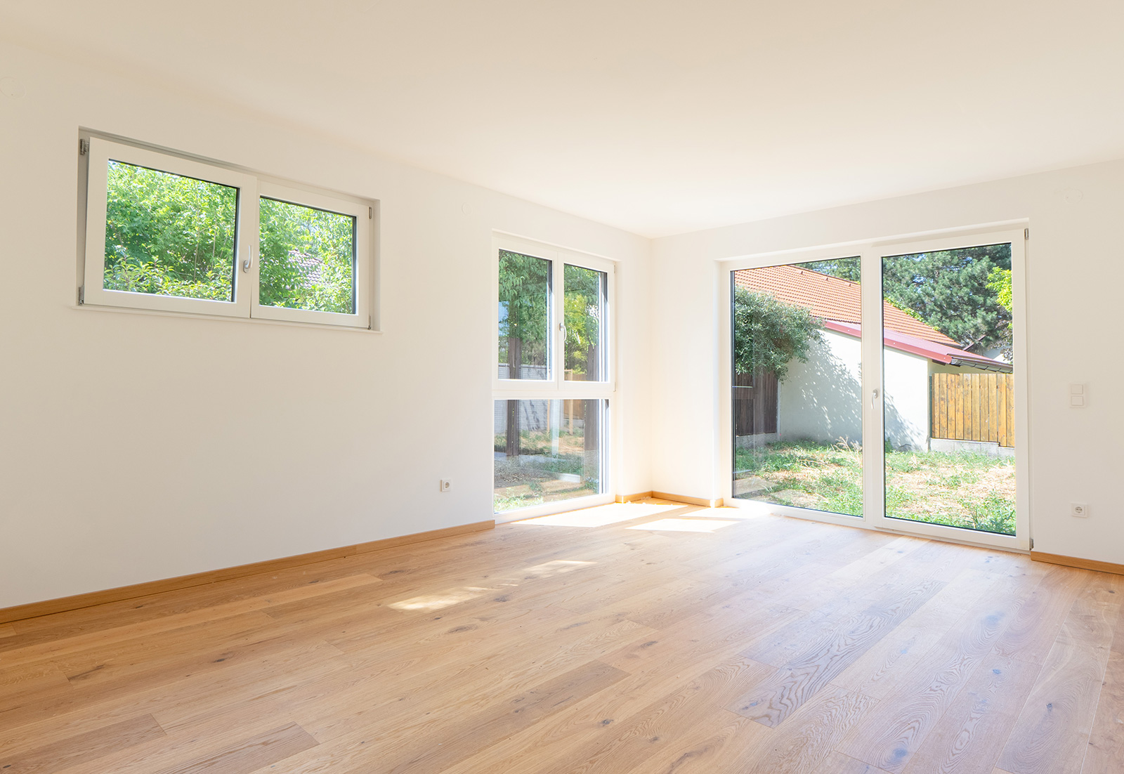 Unmöblierter Wohnraum mit gartenseitiger Fensterfront | Credit: Glorit Bausysteme