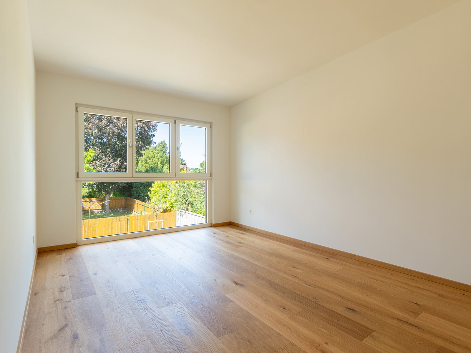 Unmöblierter Wohnraum mit gartenseitiger Fensterfront | Credit: Glorit Bausysteme
