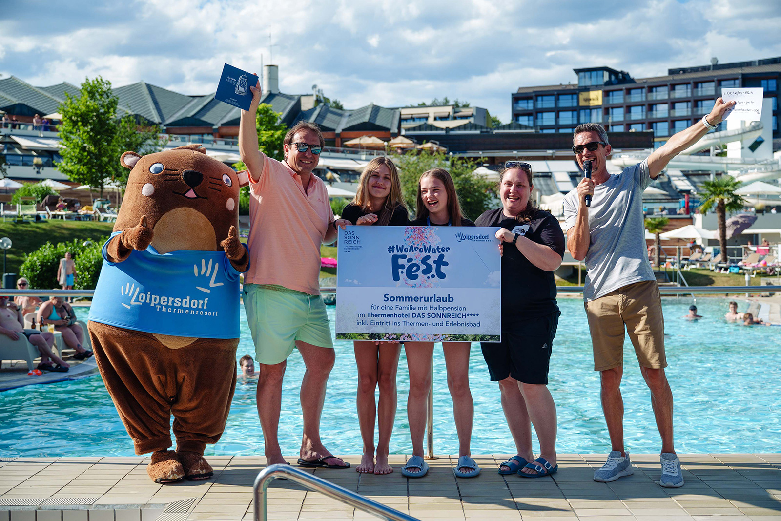 Fröhliche Runde posiert für ein Gruppenfoto im Freien | Credit: Thermenresort Loipersdorf