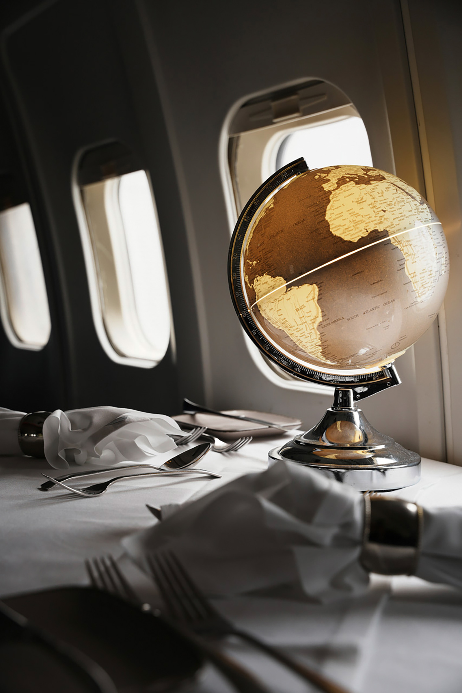 Globus auf einem Esstisch in einem Flugzeug | Credit: Ulrike Rauch