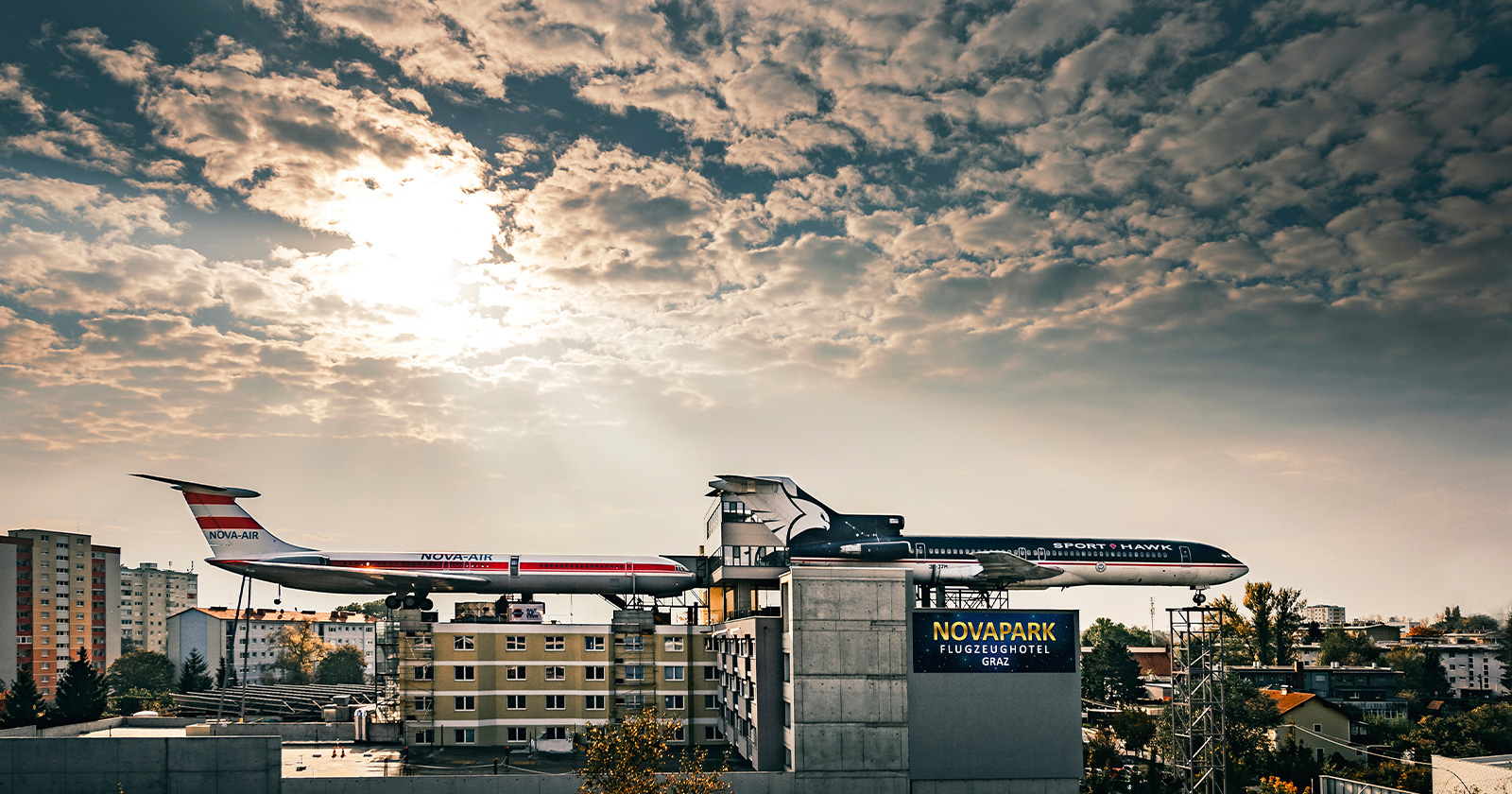Flughafenhotel in der Abenddämmerung | Credit: Ulrike Rauch
