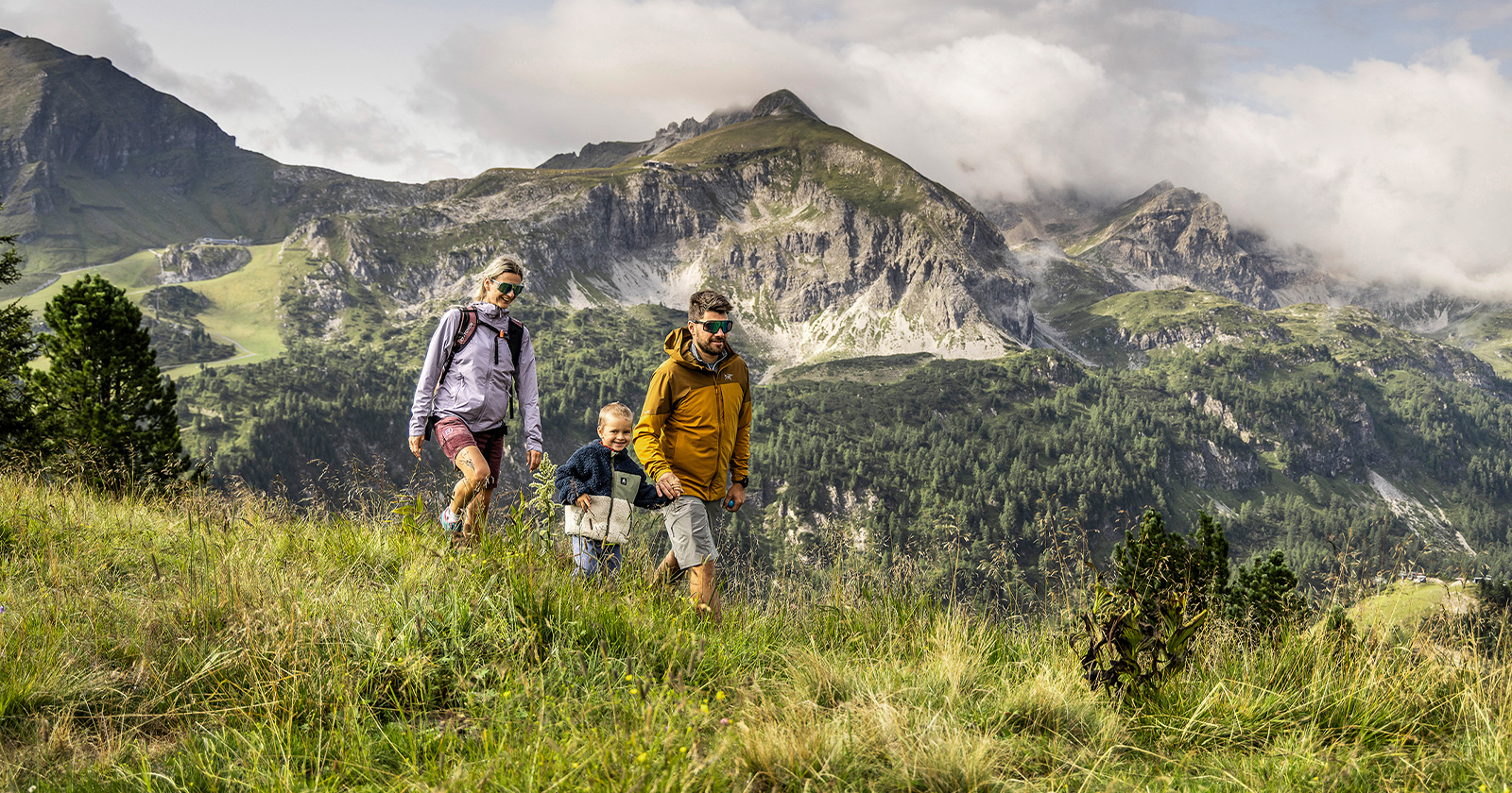 Junge Familie mit Kind beim Wandern | Credit: TVB Obertauern