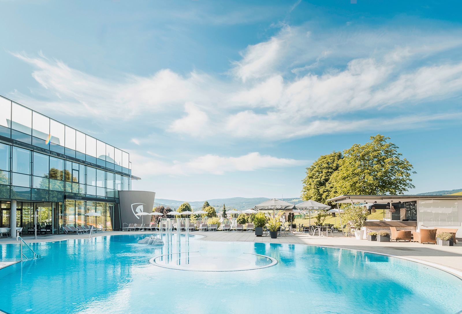 Außenbecken einer Hotelanlage | Credit: Die Abbilderei