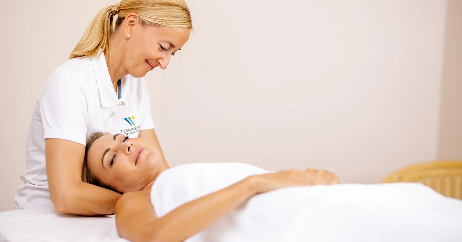 Masseurin bei der Arbeit | Credit: Hotel Warmbaderhof