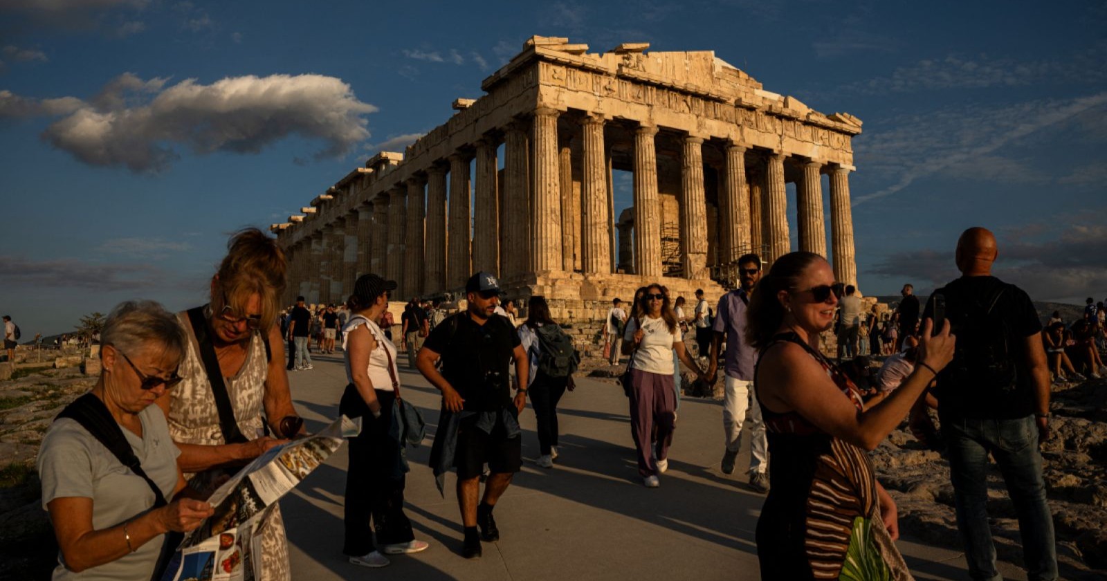 Touristen vor der Akropolis in Athen. Nahe der berühmten Sehenswürdigkeit ereignete sich ein Messerangriff, bei dem ein Touristenpaar verletzt wurde.