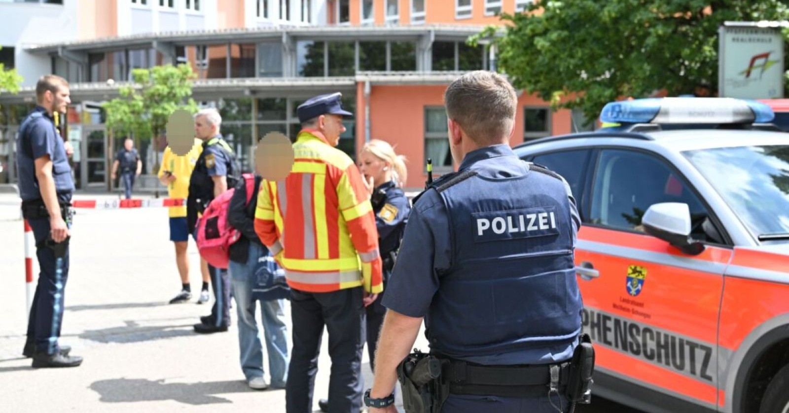 Polizei und Einsatzkräfte vor einem Gymnasium in Schongau nach der mutmaßlichen Amoktat. Der 16-jährige Tatverdächtige befindet sich in Untersuchungshaft.