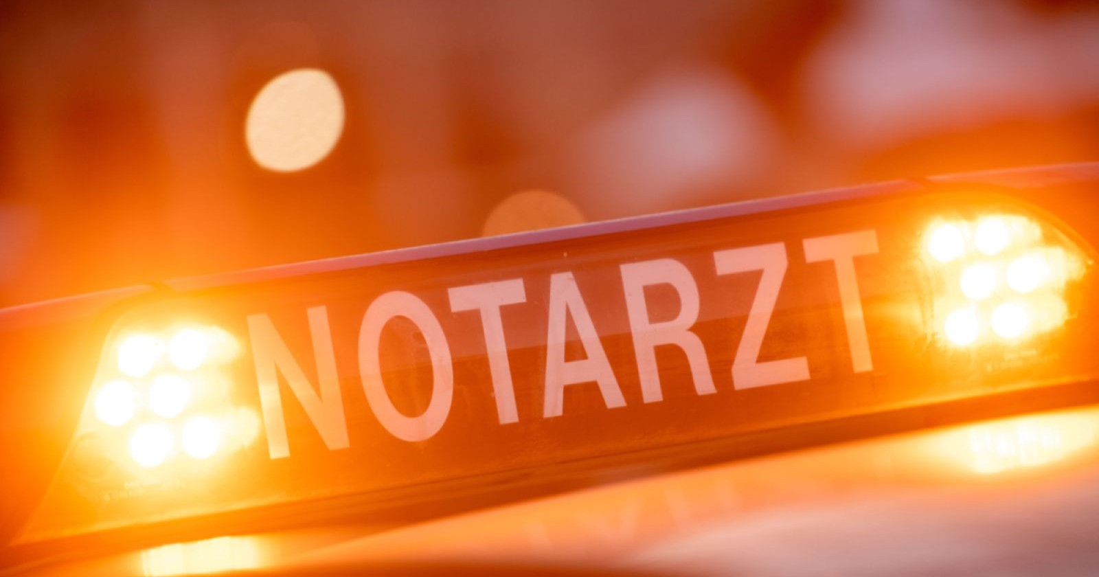 Notarzt-Einsatz nach Explosion in einem Wohnhaus im Burgenland – zwei Menschen wurden bei der Detonation verletzt.