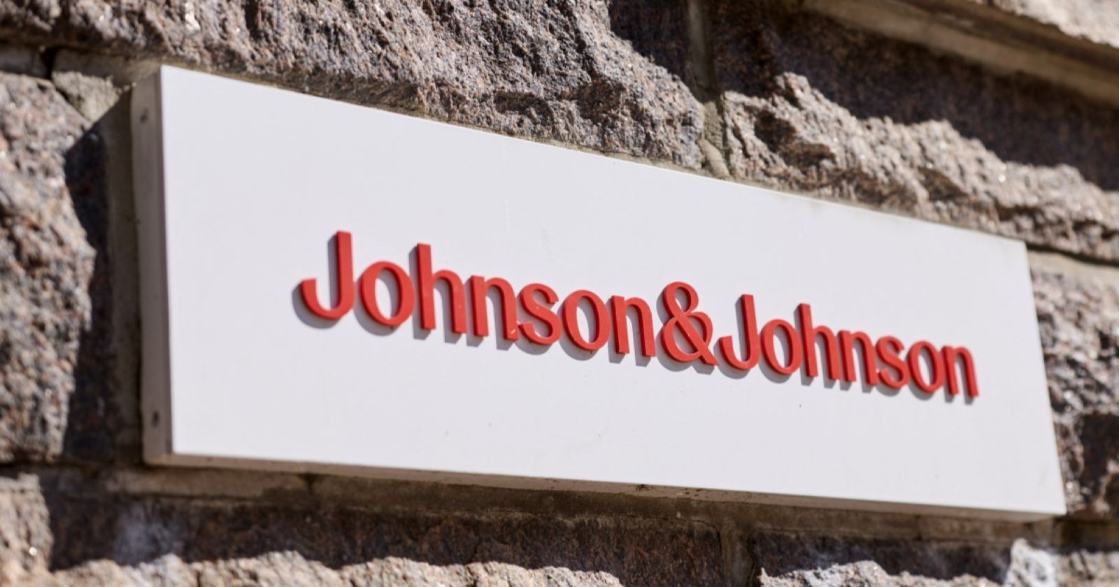 Johnson &amp; Johnson nach Milliardenvergleich im Babypuder- und Talkum-Rechtsstreit wegen Tausender Krebsklagen.