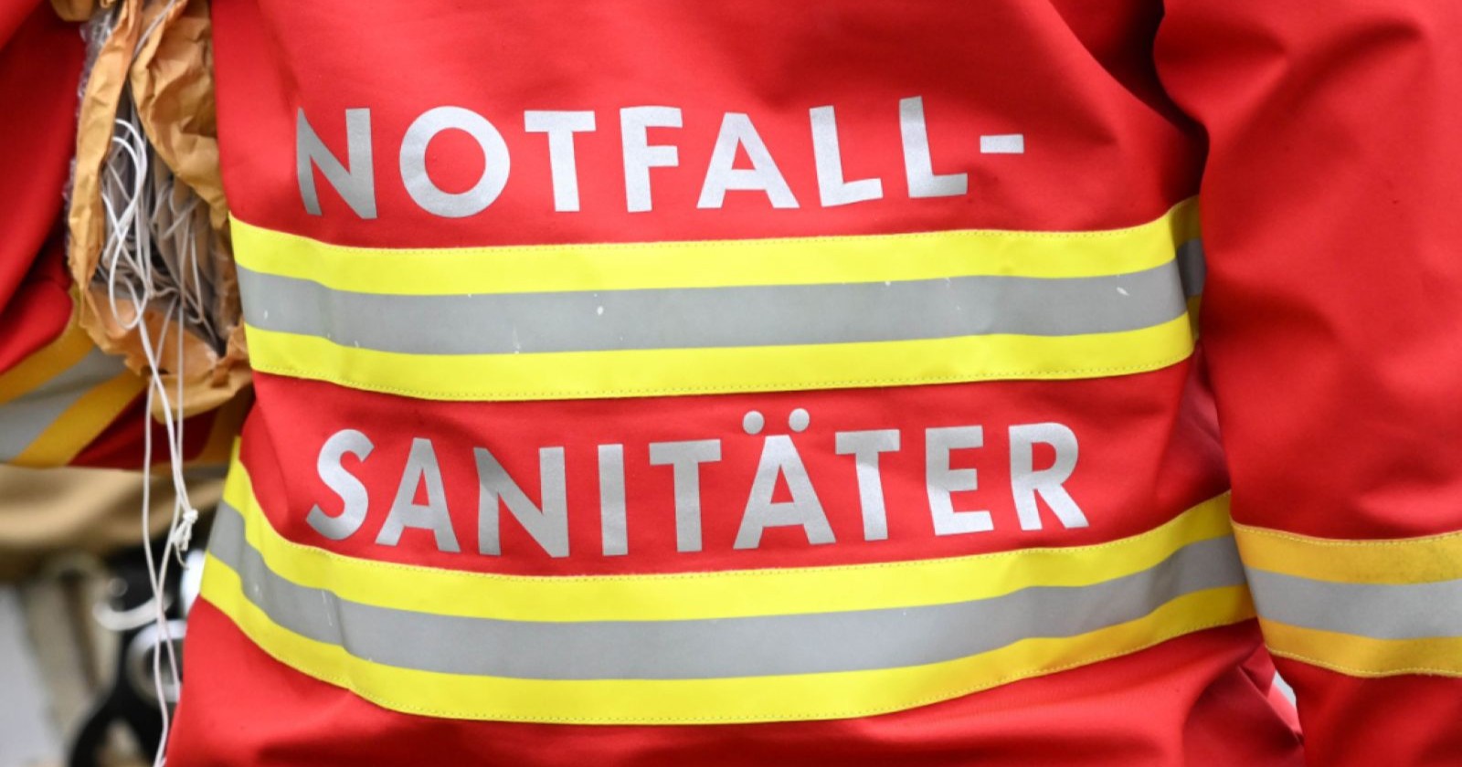 Notfallsanitäter des Rettungsdienstes bei einem schweren Verkehrsunfall auf der B168 in Piesendorf im Pinzgau.