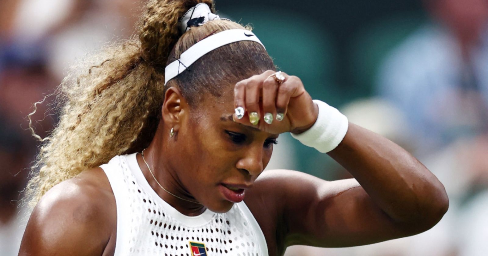 Serena Williams wischt sich während ihres Wimbledon-Comebacks den Schweiß von der Stirn. Die Tennis-Legende wirkte nach ihrer Erstrunden-Niederlage sichtlich erschöpft.