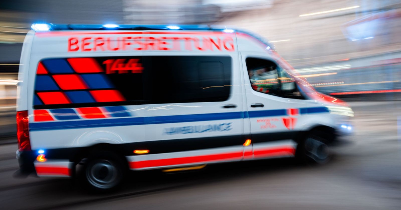 Berufsrettung Wien im Einsatz nach schwerem Stromschlag am Bahnhof Kaiserebersdorf in Wien-Simmering. Ein 32-Jähriger wurde lebensgefährlich verletzt ins Krankenhaus gebracht.