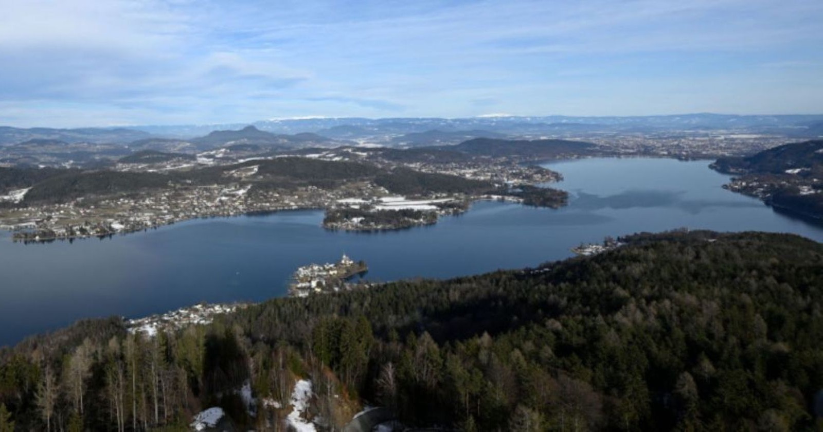Luftaufnahme des Wörthersees in Kärnten, wo ein 21-jähriger Pkw-Lenker nach einem Auto-Unfall mit seinem Fahrzeug im See landete.