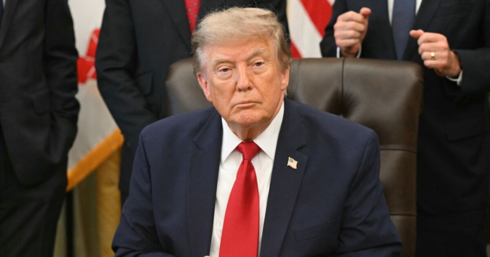 US-Präsident Donald Trump sitzt im Weißen Haus. Nach dem Urteil des Supreme Court zur Zollpolitik zahlte die US-Regierung 81 Milliarden Dollar an Unternehmen zurück.