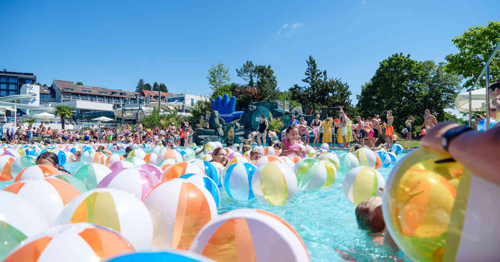 Menschen im Wasser mit Wasserbällen