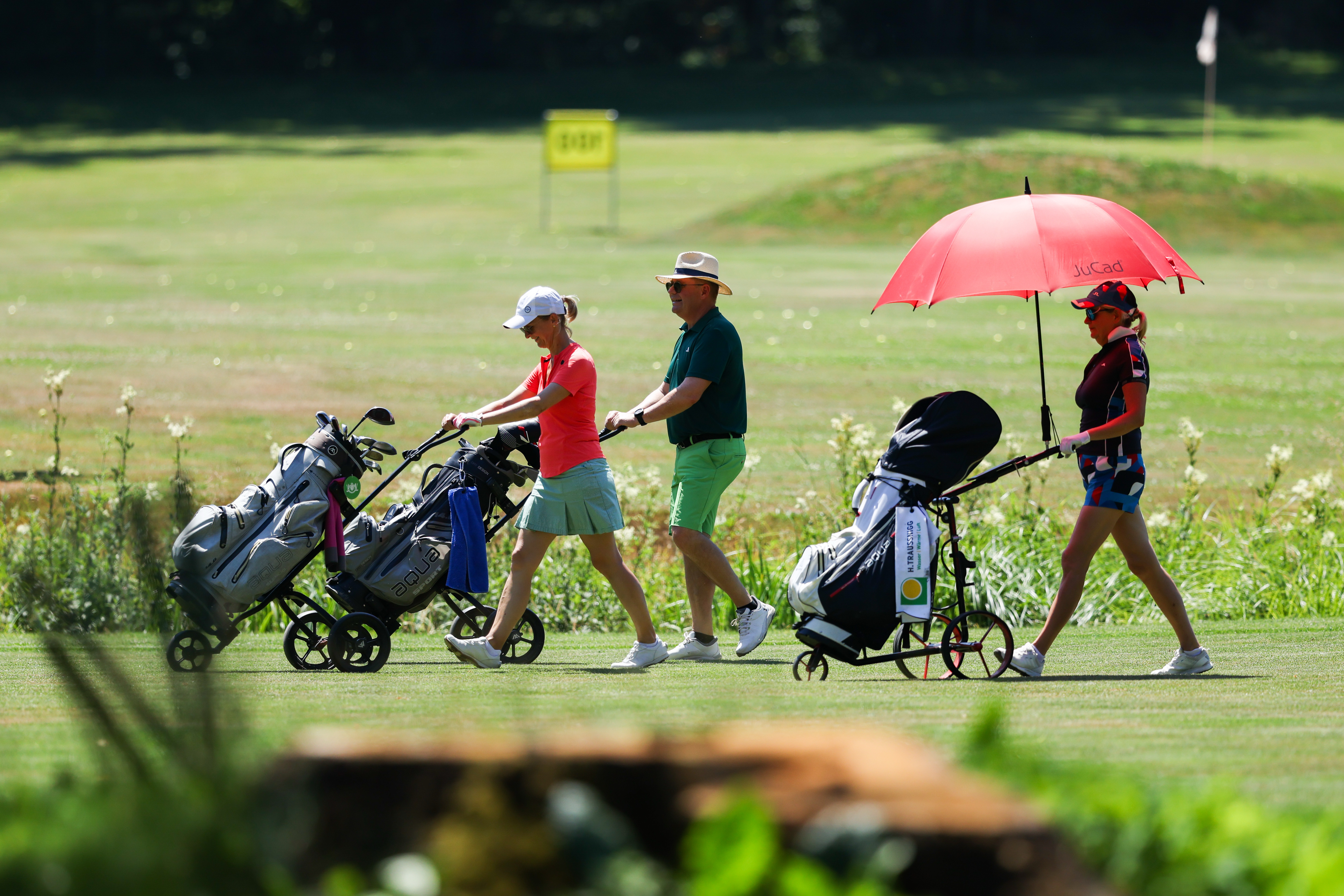 Menschen am Golfplatz