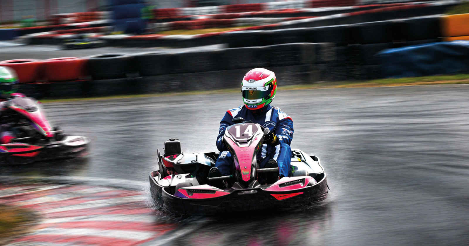 Mann fährt einem GoKart