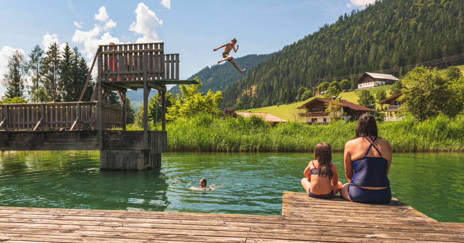 Kinder am Ufer des Seeparks St. Martin | Credit: Gästeservice Tennengau/Max Ampferer