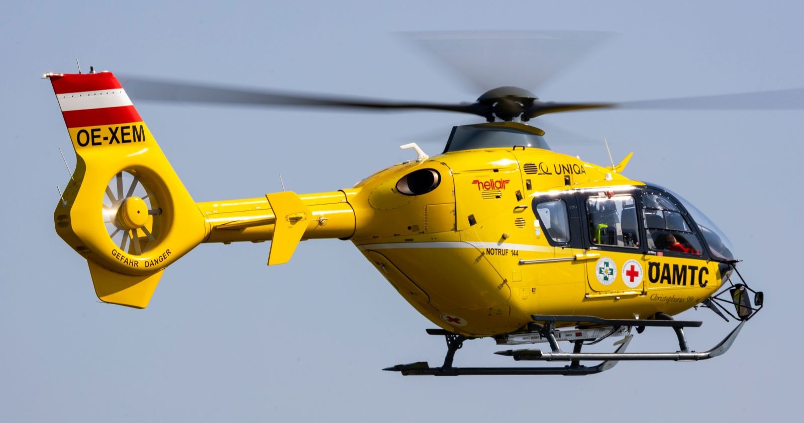 Rettungshubschrauber Christophorus 12 fliegt nach Unfall auf der A2 bei Gleisdorf eine verletzte Person ins LKH Graz