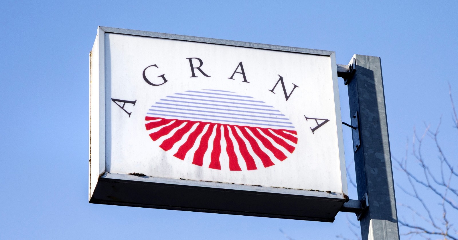Agrana Logo auf Firmenschild vor blauem Himmel Quartalsbericht 2026 Gewinnanstieg