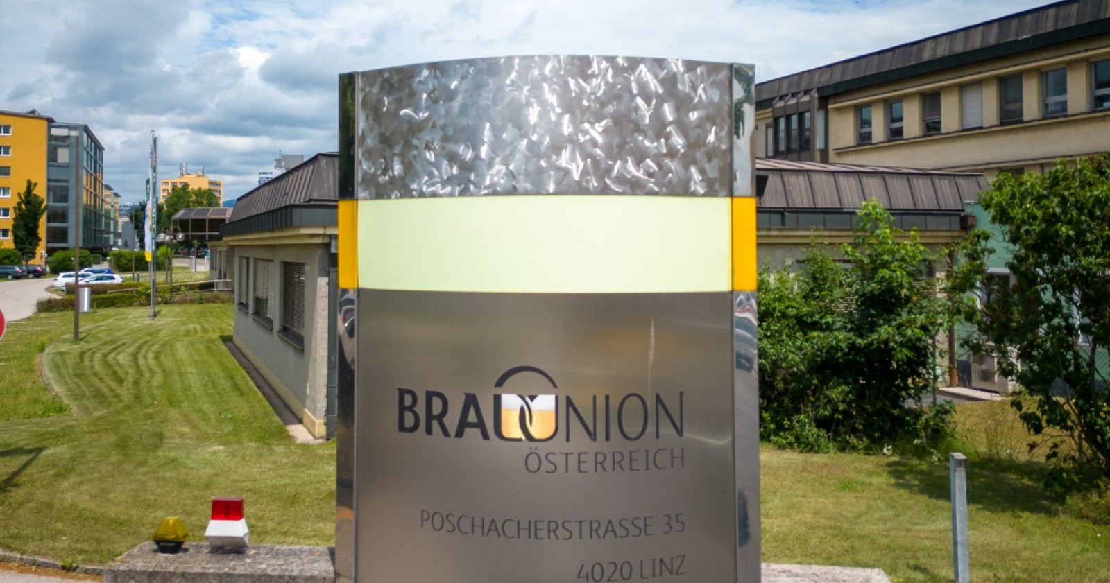 Brau Union Österreich Firmengebäude in Linz mit Logo am Eingang während laufendem Kartellverfahren