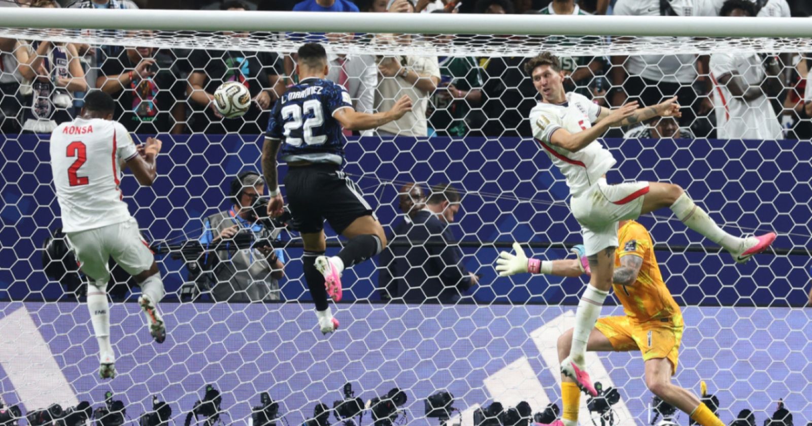 Argentinien Tor gegen England Halbfinale WM Lautaro Martinez Kopfball entscheidendes Tor Messi im Hintergrund