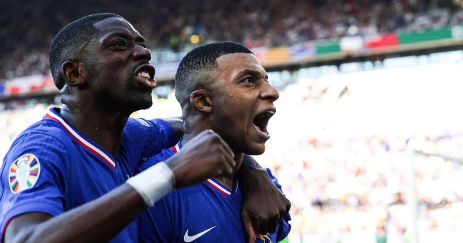 Kylian Mbappe und Ousmane Dembele jubeln im Frankreich-Trikot während eines WM-Spiels nach einem Torerfolg gegen Marokko