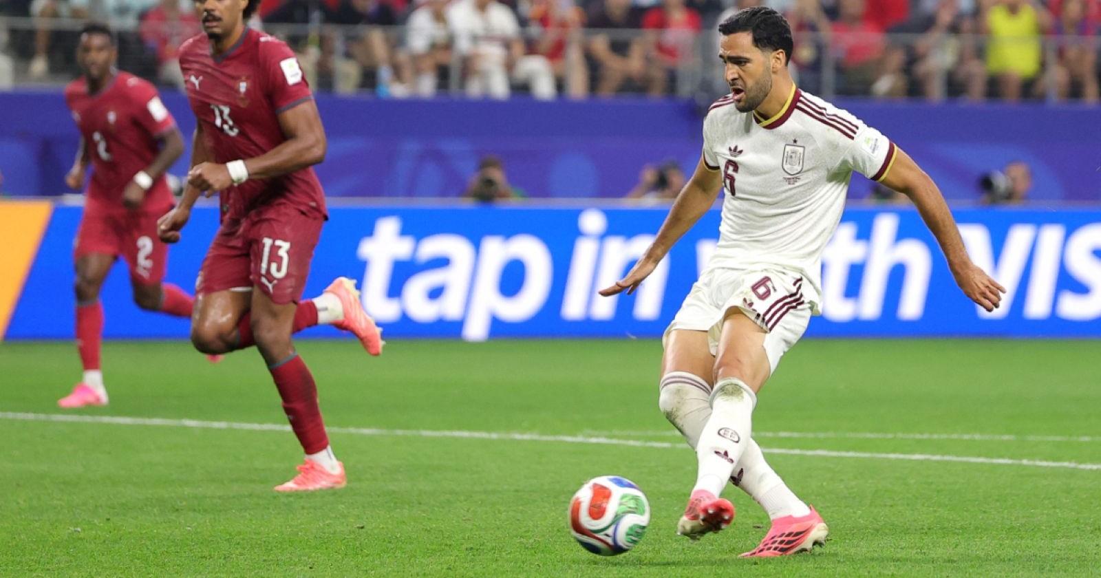 Portugal gegen Spanien bei der WM 2026: Spanischer Spieler beim Abschluss im Achtelfinale gegen Portugal