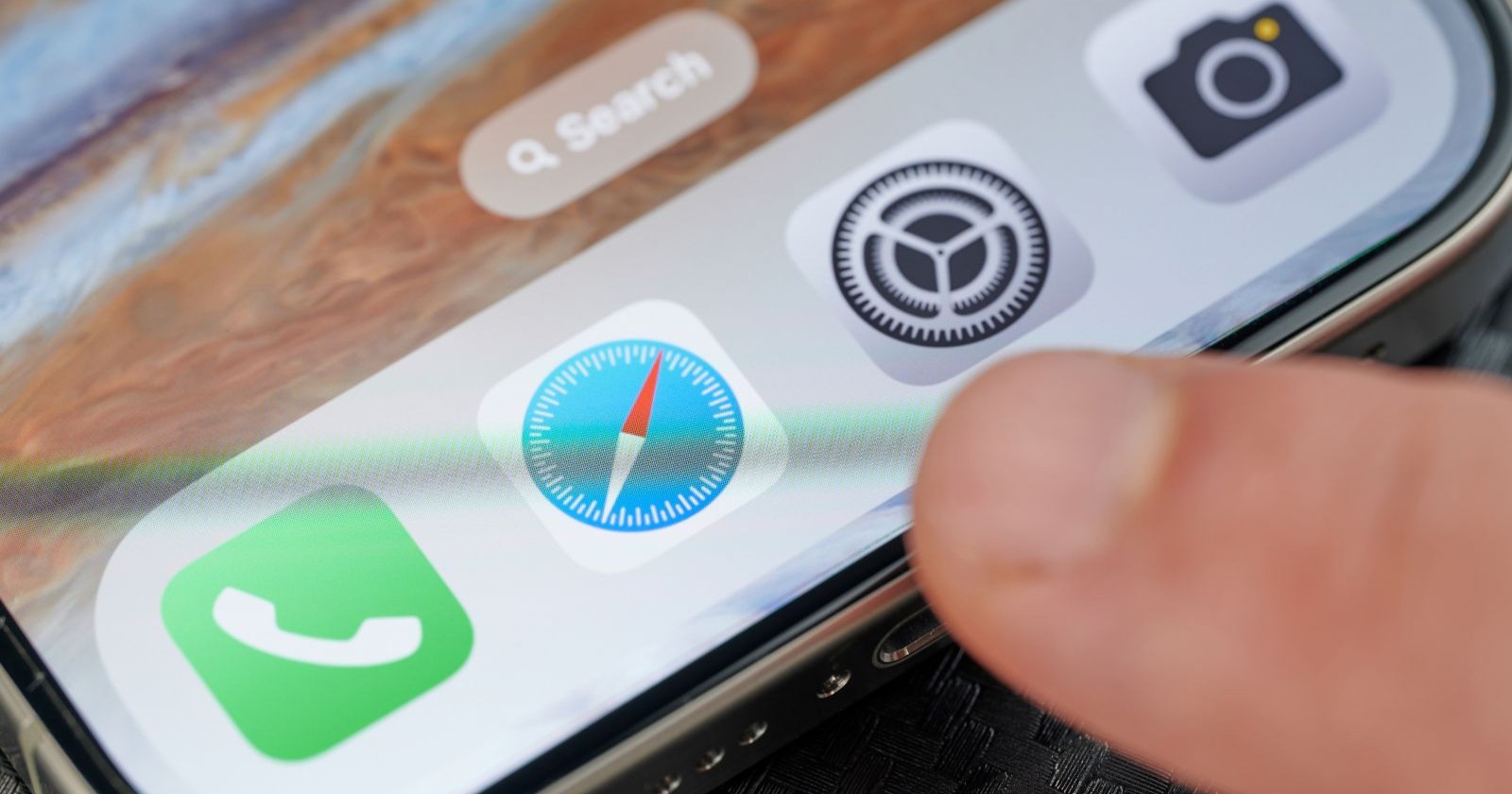 Ansicht eines iPhone-Homescreens mit dem Icon des Safari-Browsers