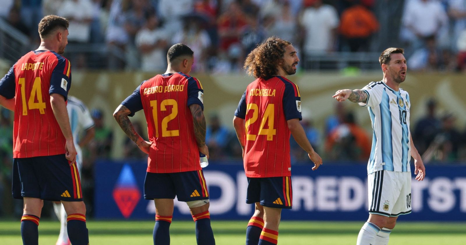 Marc Cucurella von Spanien und Lionel Messi von Argentinien während dem Finale