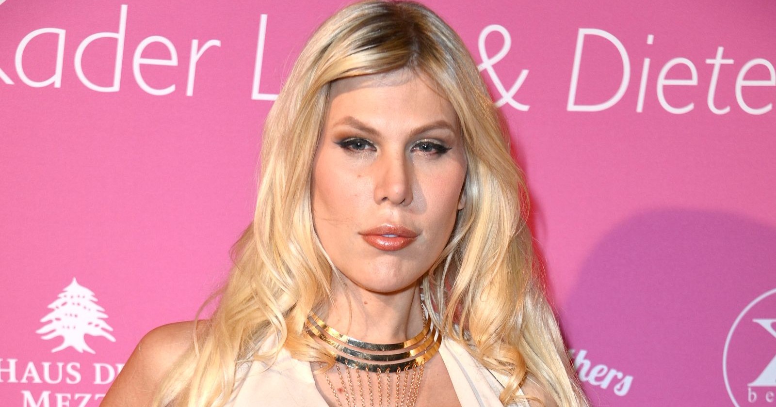 Arielle Rippegather bei einem öffentlichen Auftritt. Das ehemalige DSDS-Sternchen spricht über ihre missglückte Beauty-OP, eine Blutvergiftung und die Korrektur des Eingriffs.