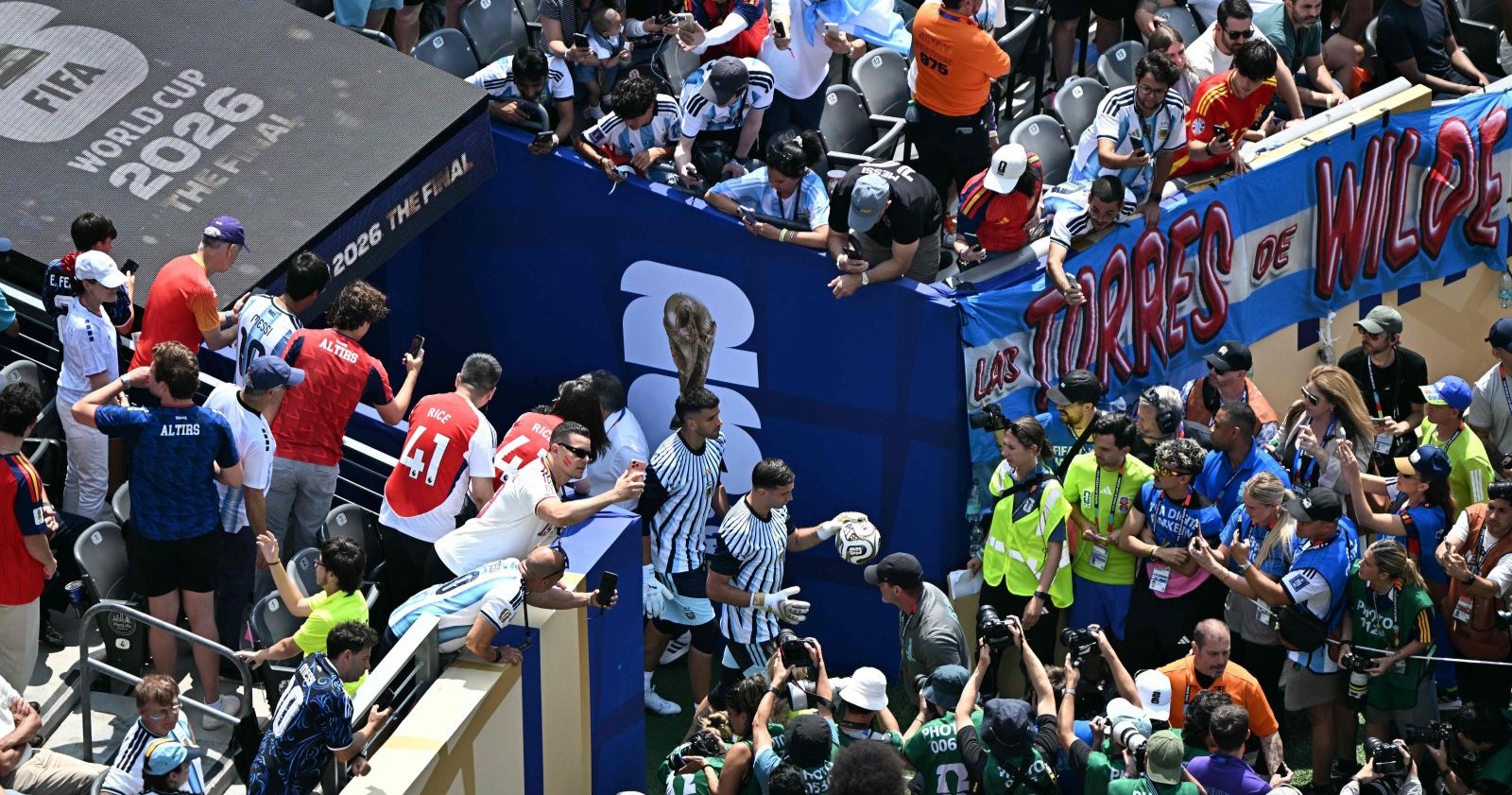 Die argentinische Nationalmannschaft betritt das Stadion vor dem WM-Finale