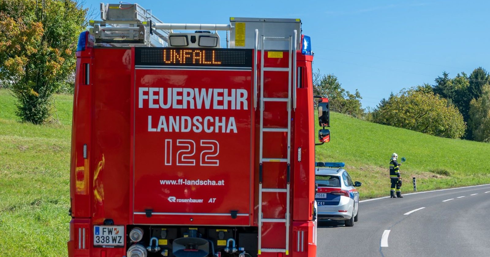 Einsatzfahrzeug der Feuerwehr steht auf einer gesperrten Bundesstraße