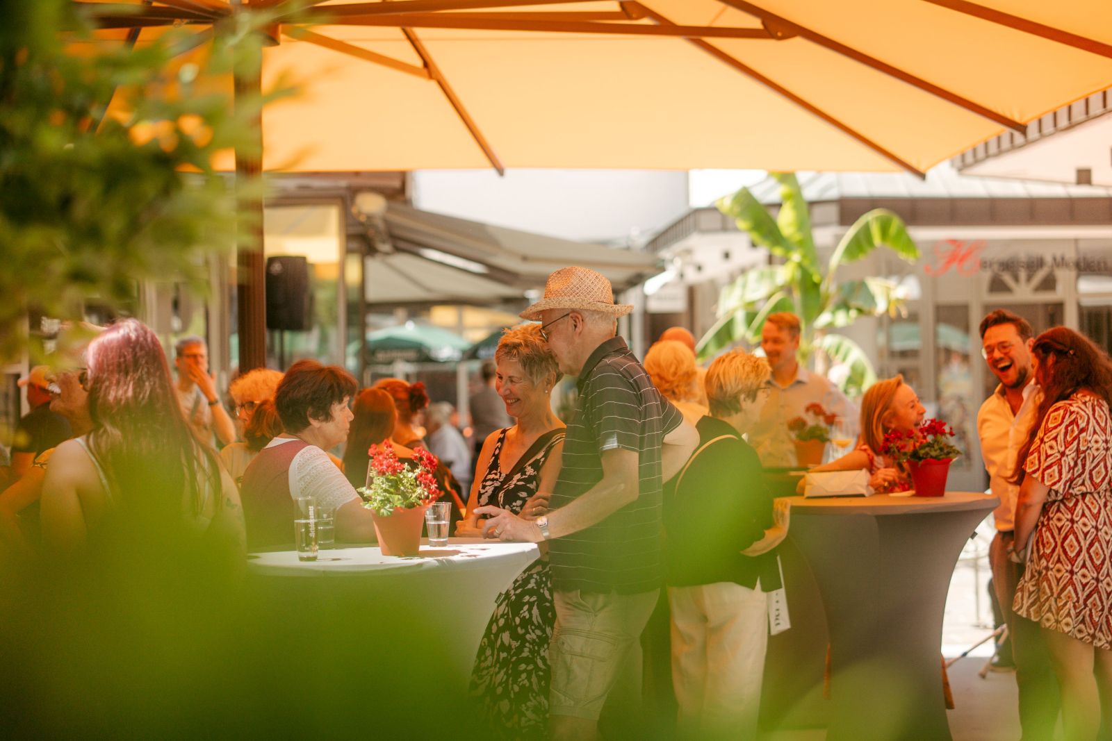 Viele Besucher bei der Eröffnung.