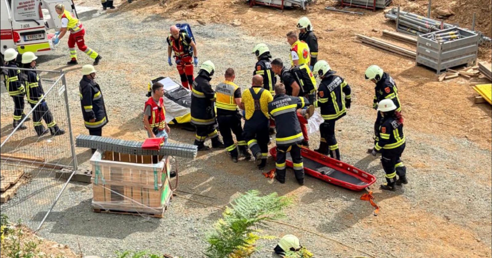 Feuerwehr und Rettungskräfte bei der Bergung eines Verletzten nach Baggerunfall auf Baustelle in Völkermarkt