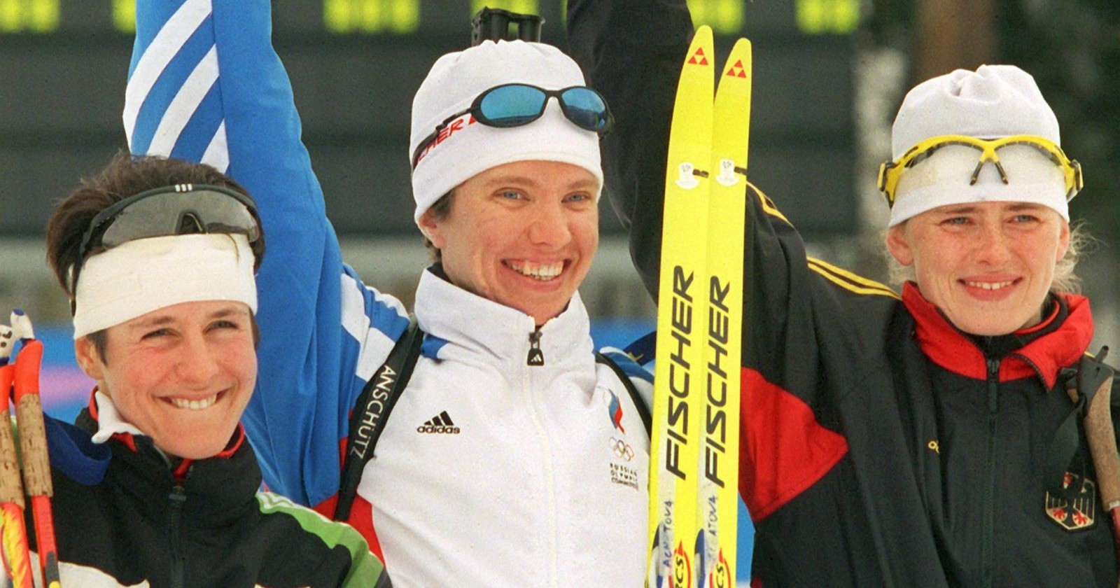 Biathlon-Olympiasiegerin Galina Kuklewa während der Siegerehrung von Olympia 1998 im japanischen Nagano