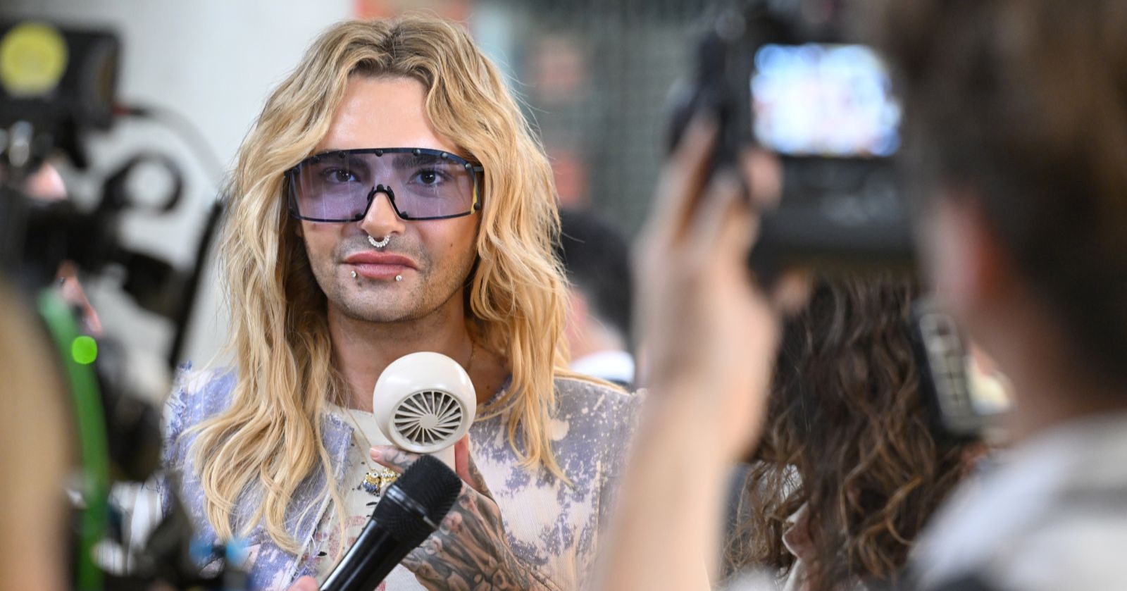 Bill Kaulitz spricht bei einem Pressetermin über seine Jugend und die queerfeindlichen Angriffe, die er als Frontmann von Tokio Hotel erleben musste.