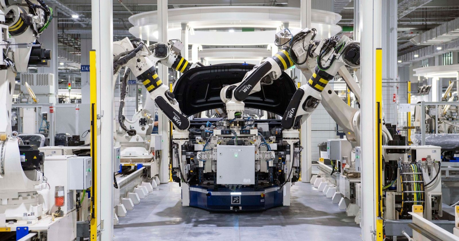 BMW Stellenabbau: Roboter arbeiten in einer automatisierten Produktionshalle des Autobauers. Weltweit sollen 8.000 Arbeitsplätze abgebaut werden.